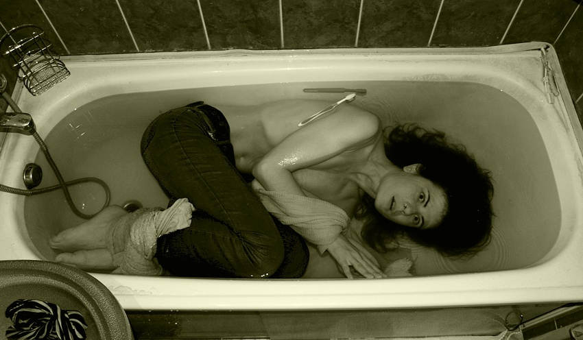 850x496, 133 Kb / Девочка, ванная, вода, живая, страх