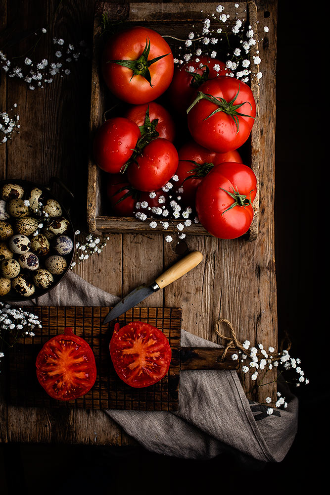667x1000, 183 Kb / помидоры, доска, нож, яйца, перепелиные