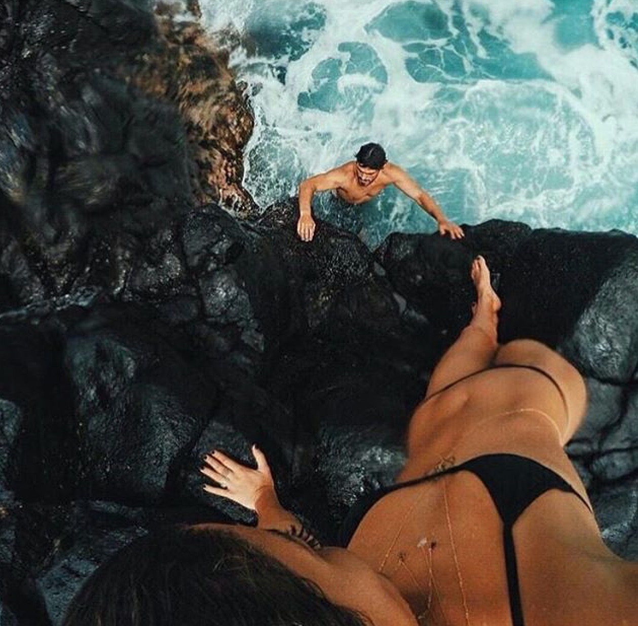 1259x1234, 363 Kb / камни, вода, мужчина, девушка, купальник, черный, цепочки