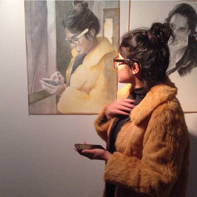 640x640, 84 Kb / очки, шуба, селфи, смартфон, галерея, вернисаж