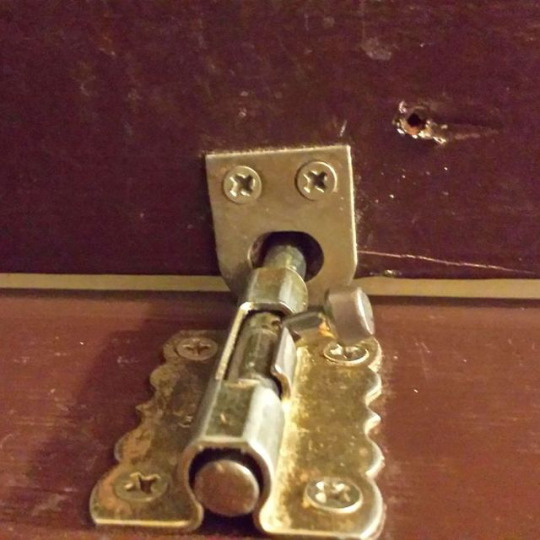 540x540, 77 Kb / шпингалет, болты, упорот, показалось