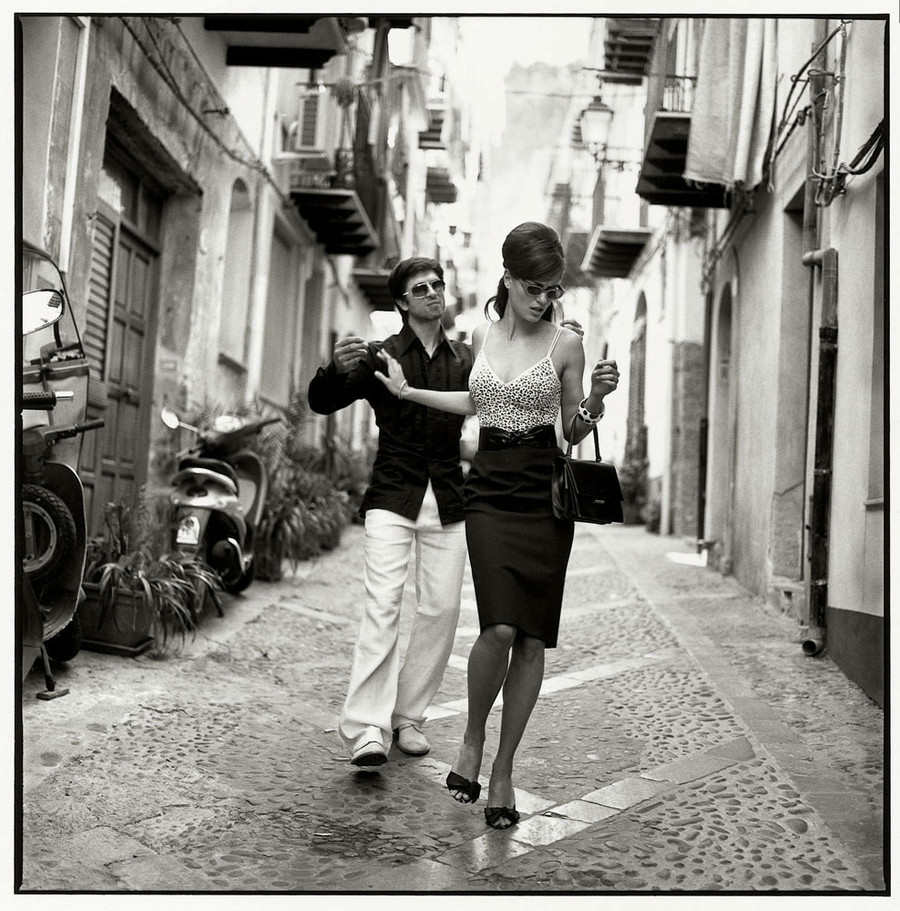 900x911, 240 Kb / мужчина, женщина, тротуар, диалог, дома, балконы, ч/б