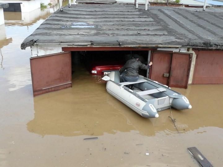 720x540, 43 Kb / катамаран, лодка, гараж, потоп, наводнение