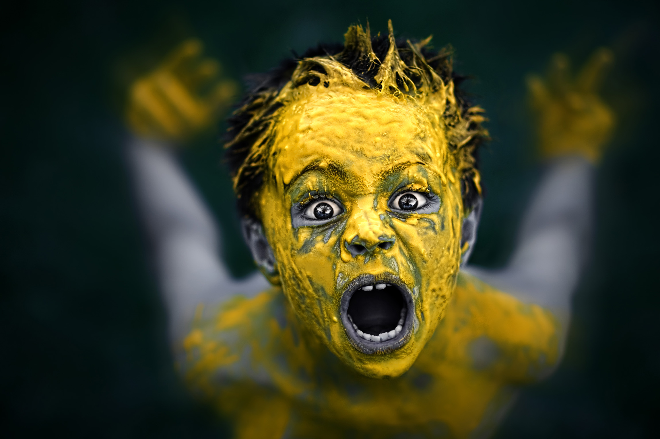 2300x1533, 479 Kb / мальчик, жёлтый, крик, эмоция, экспрессия