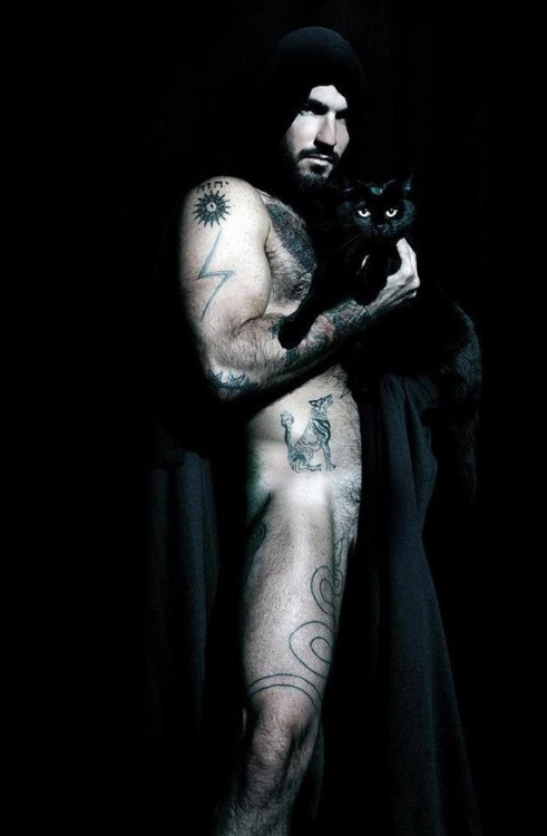 491x750, 53 Kb / мужчина, ведьмак, черная, кошка, накидка, ч/б
