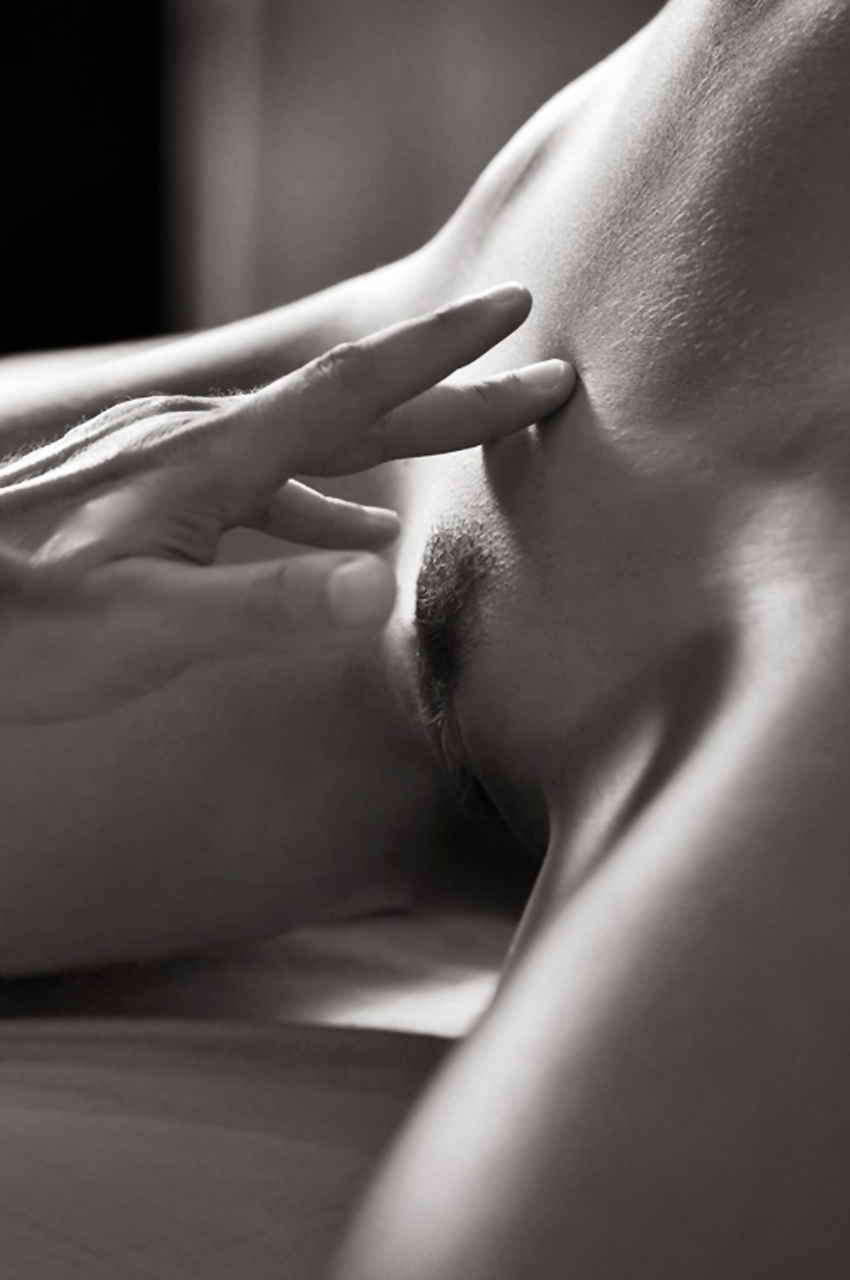 850x1280, 251 Kb / лобок, волосы, рука, ч/б