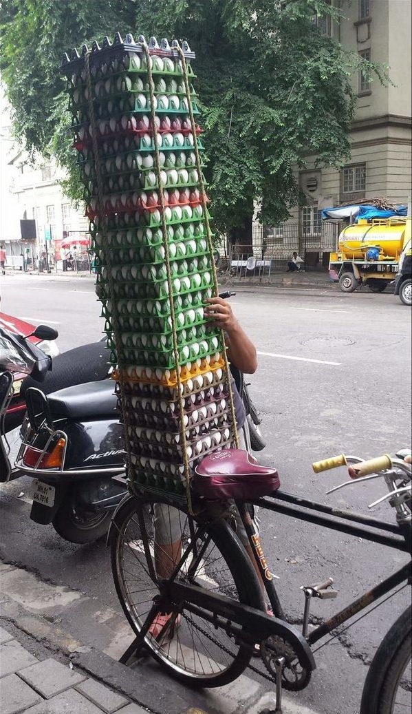 599x1037, 203 Kb / улица, велосипед, яйца, hero