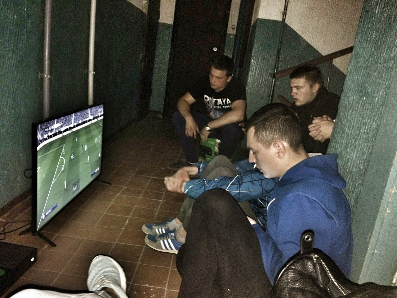 1280x960, 217 Kb / футбол, трансляция, телевизор, лестница