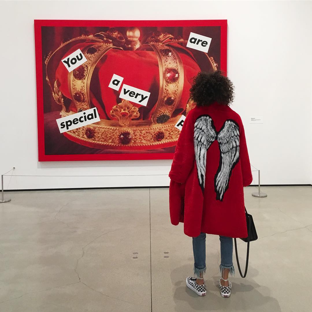 1080x1080, 99 Kb / выставка, корона, крылья, ангел, пальто, особенная