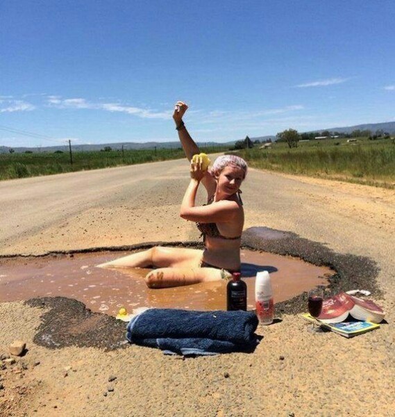 569x600, 84 Kb / баба, лужа, дорога