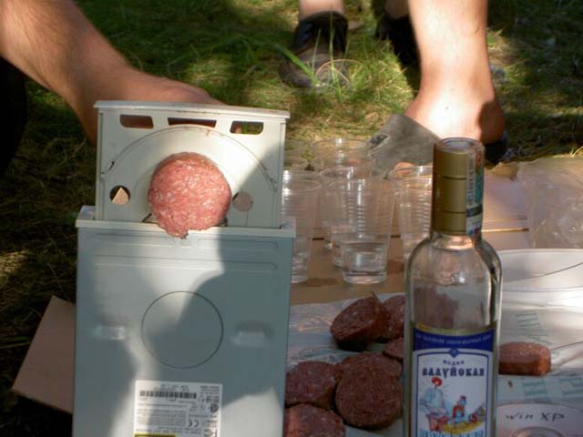 640x480, 58 Kb / сидюк, колбаса, режет