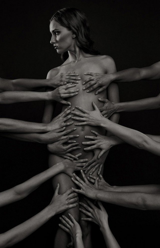 640x992, 115 Kb / руки, ч/б