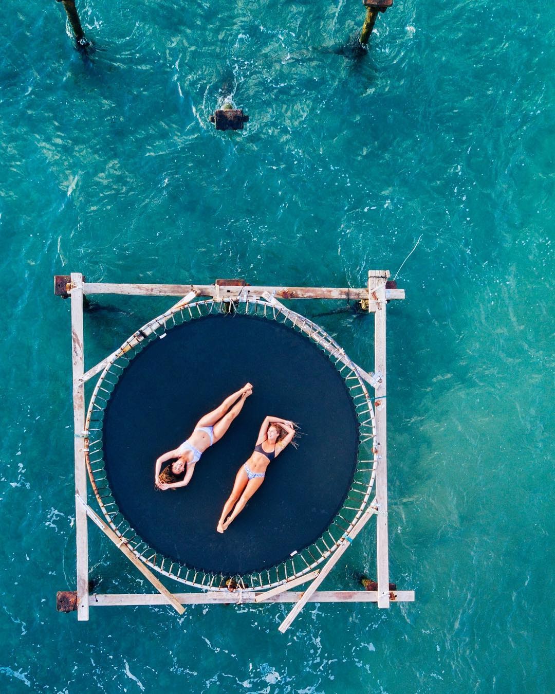 1080x1350, 268 Kb / море, сваи, батут, девушки, две, ракурс, сверху