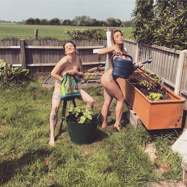 750x750, 323 Kb / садоводы, лейка, голые, тату