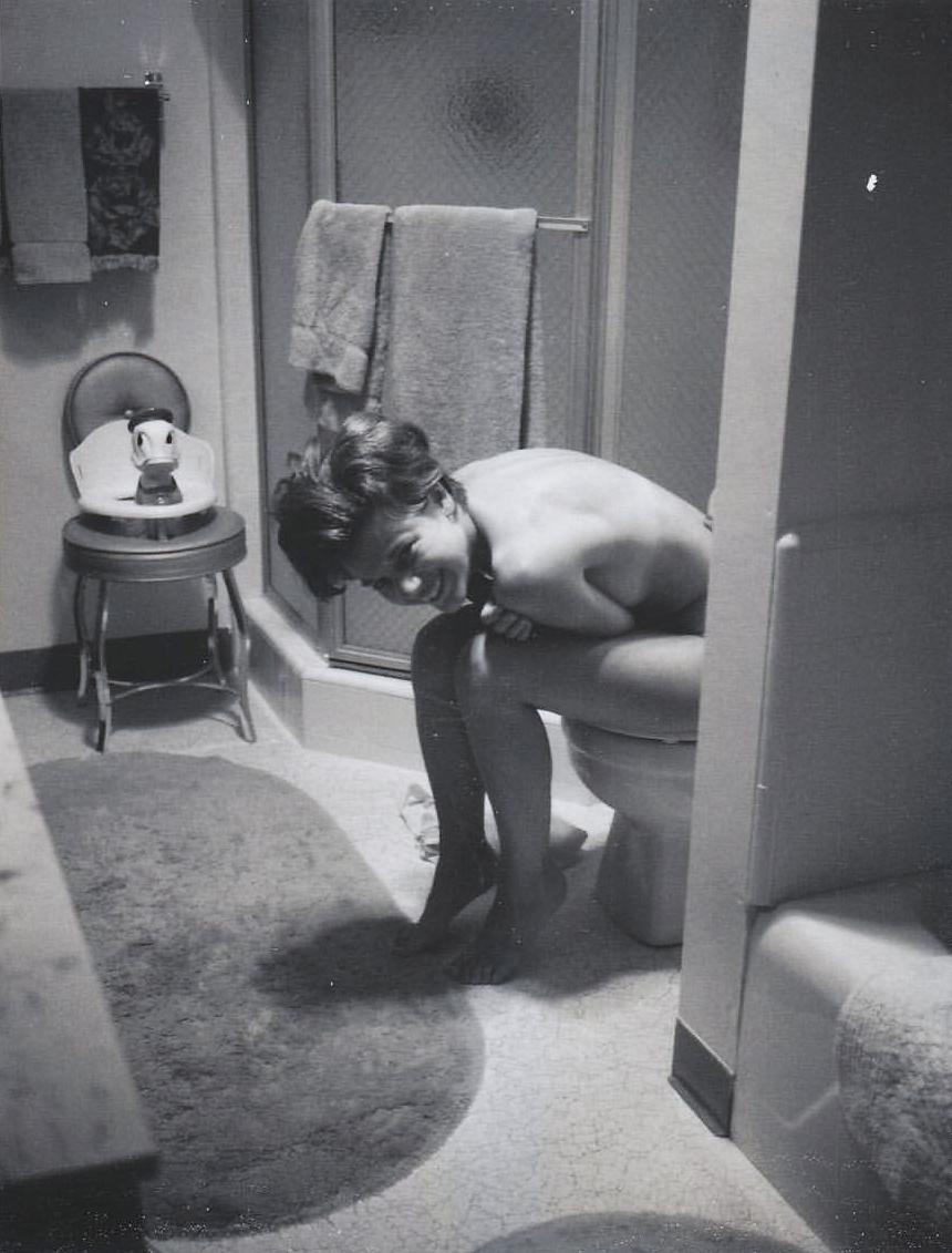 860x1131, 516 Kb / туалет, унитаз, ч/б, голая, смех, уточка, стул