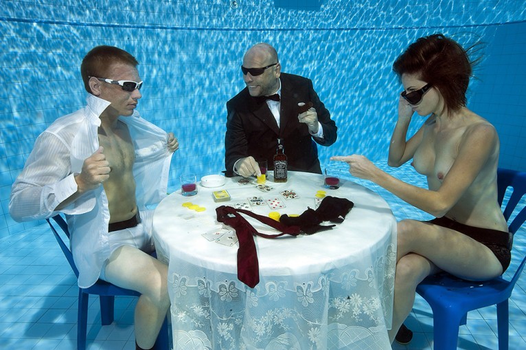 766x509, 131 Kb / под водой, бассейн, карты, стол, крупье, галстук, сиськи, игра, на раздевание