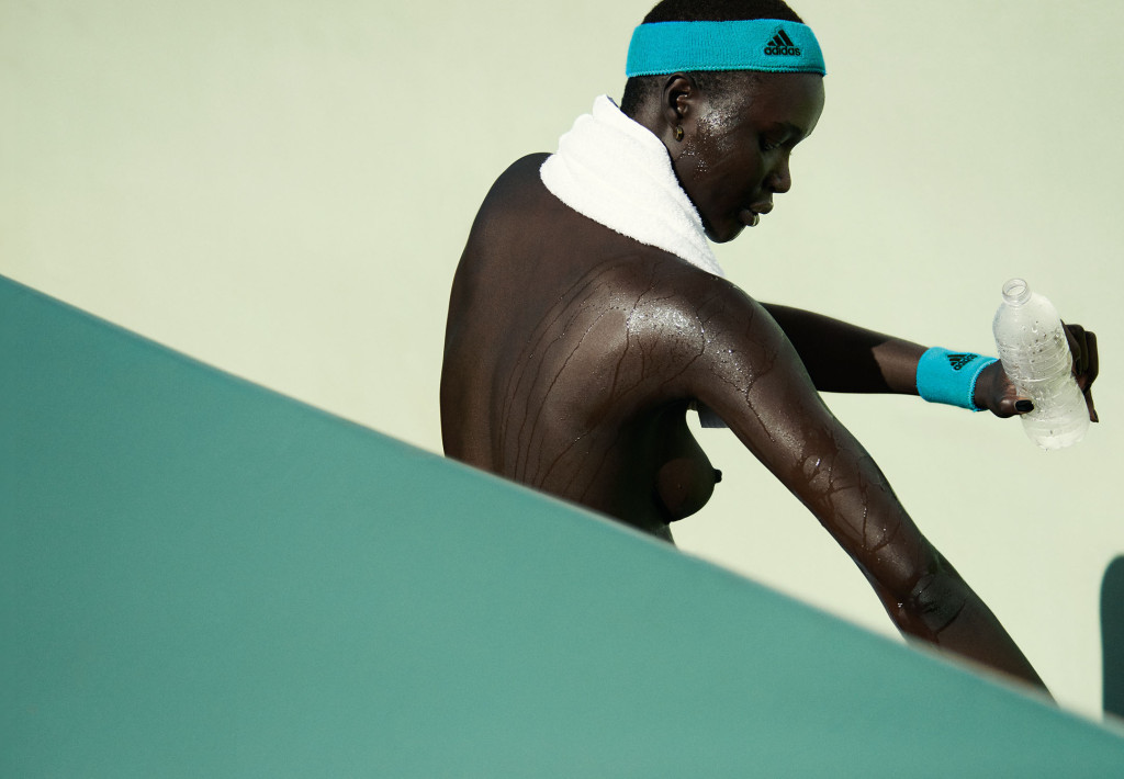 1024x710, 123 Kb / негритянка, мокрая, адидас, бандана, вода, бутылка