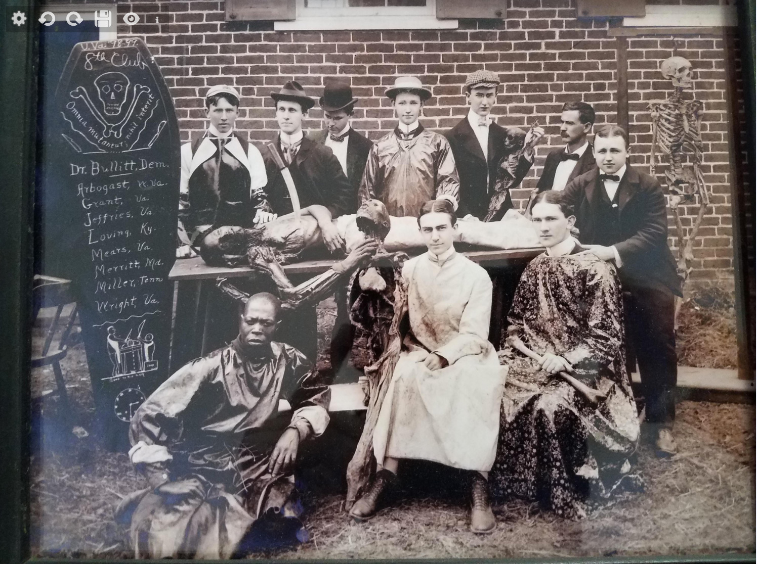 1496x1116, 545 Kb / ч/б, коллектив, патологоанатом, труп, скелет