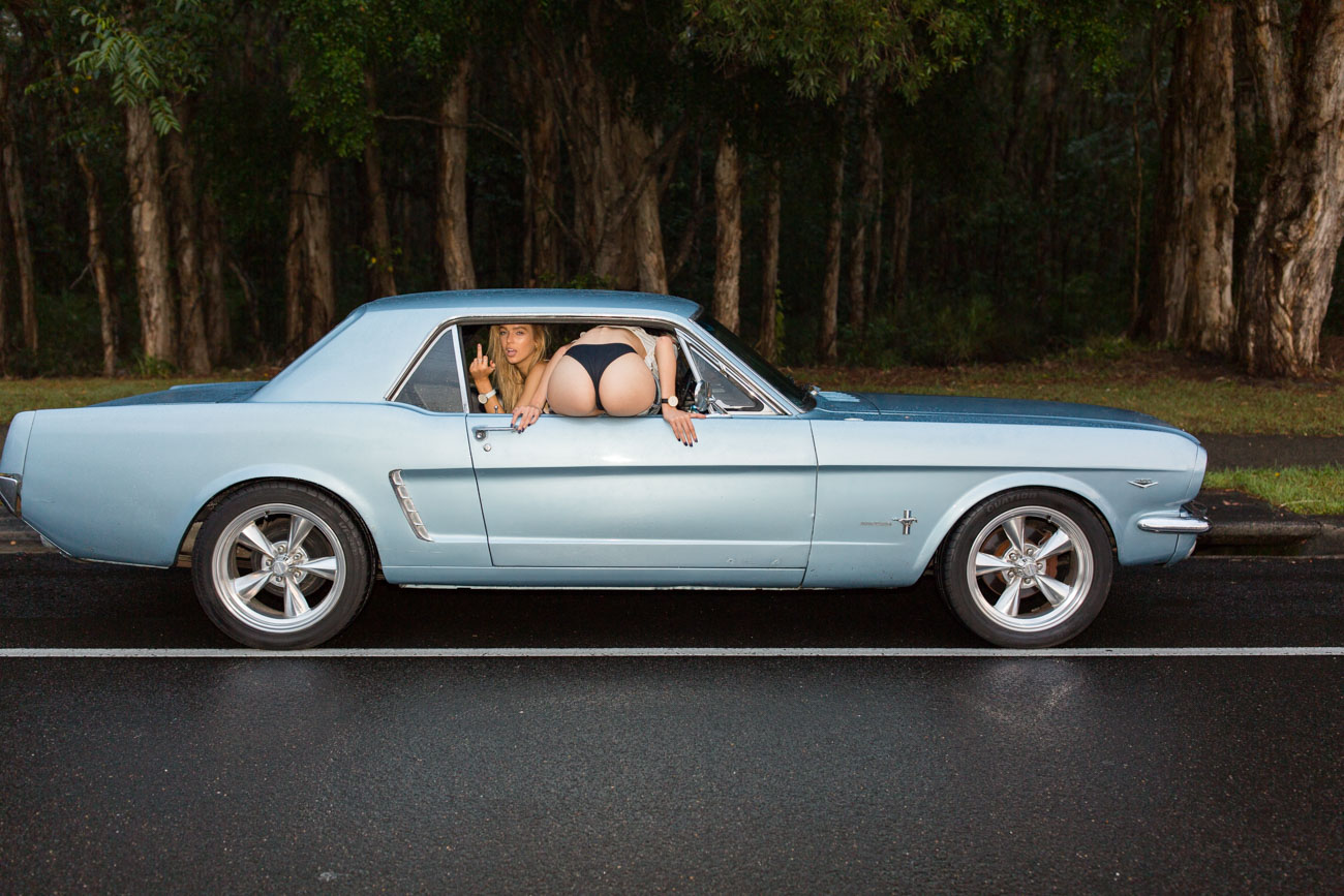 1300x867, 250 Kb / купе, попа, девушки, фак, авто