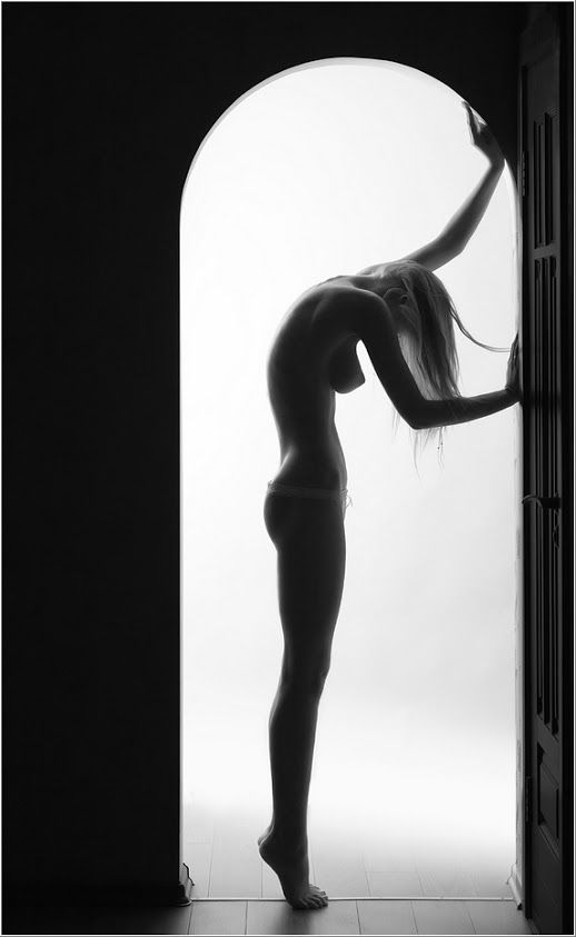 518x843, 29 Kb / арка, дверь, силуэт, ч/б, сколиоз