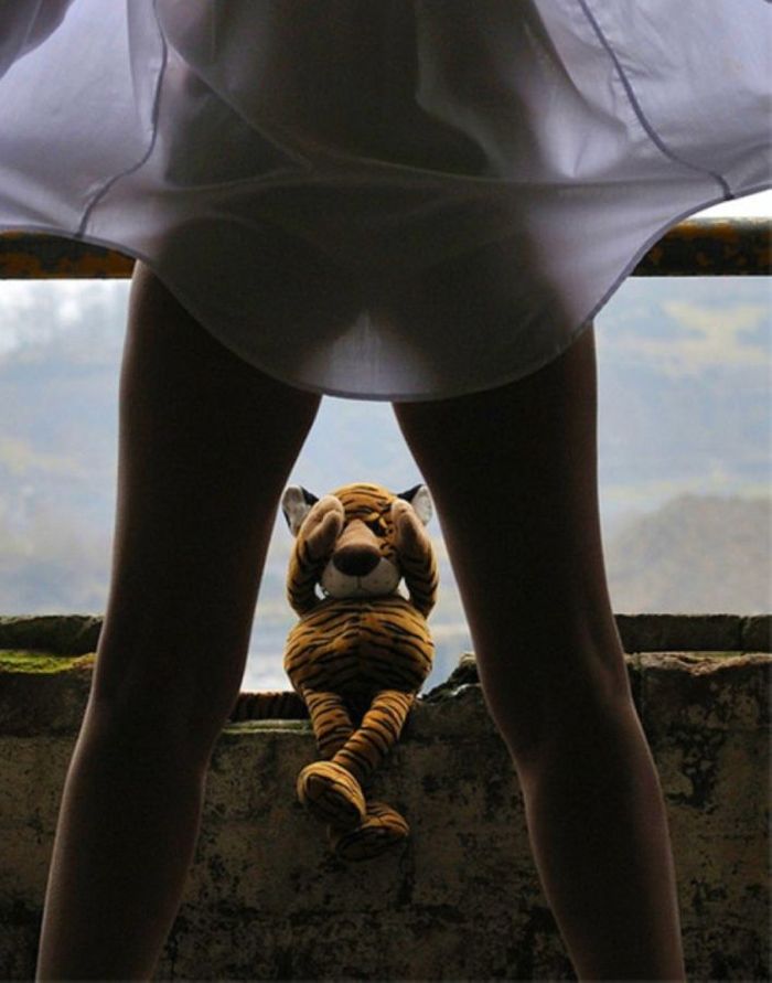 700x891, 65 Kb / тигр, игрушка, рубашка, ноги, раздевается, стесняется