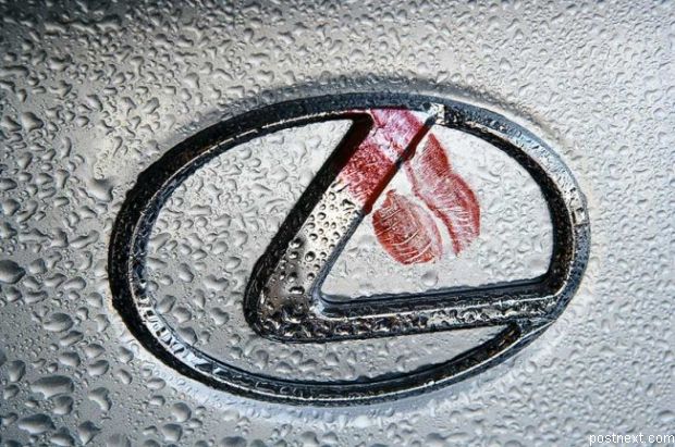 620x411, 75 Kb / lexus, значек, помада, отпечаток