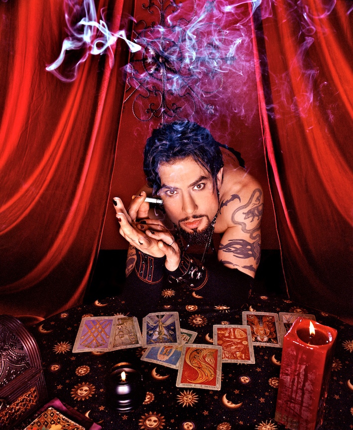 709x865, 464 Kb / мужчина, тату, косяк, дым, карты, таро, свеча, красное, занавес, Наварро