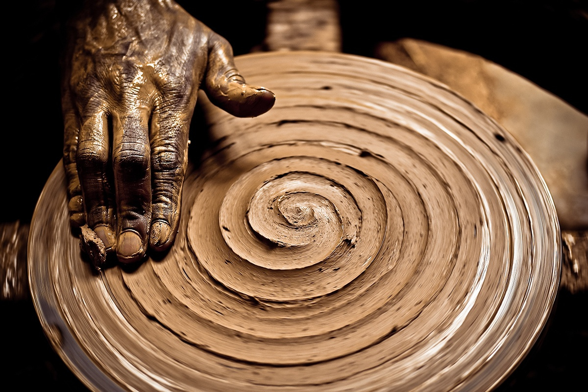 1200x800, 562 Kb / гончарный, круг, рука, спираль, глина, негр, расизм