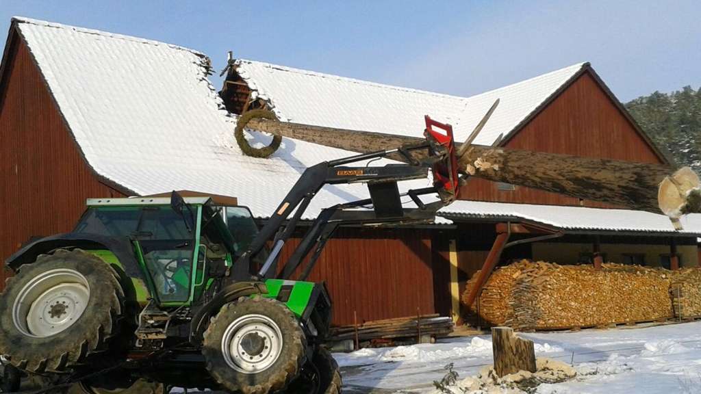 1024x576, 69 Kb / трактор, ствол, крыша, авария