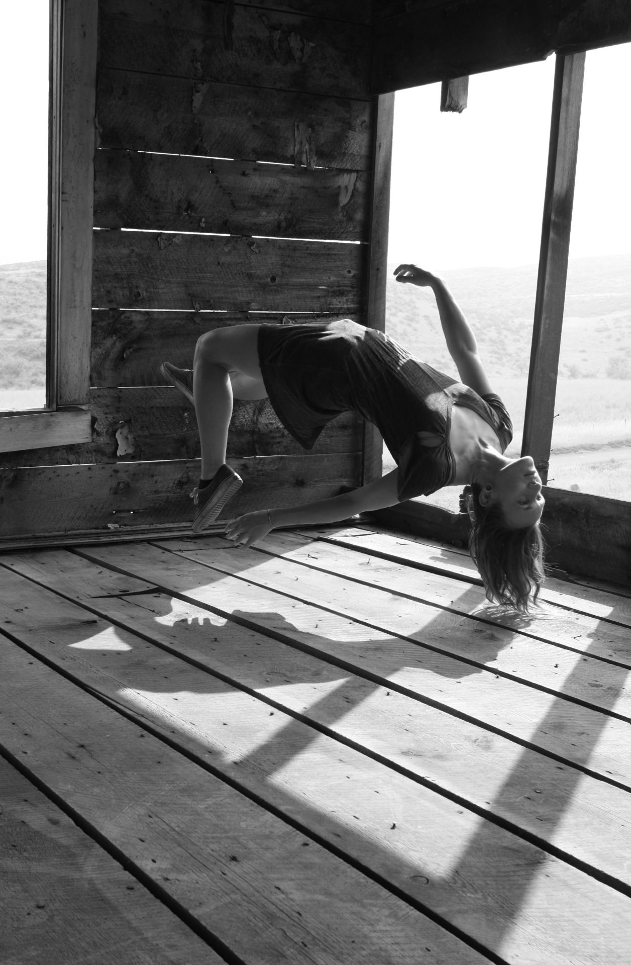 1256x1920, 509 Kb / ч/б, девушка, прыжок