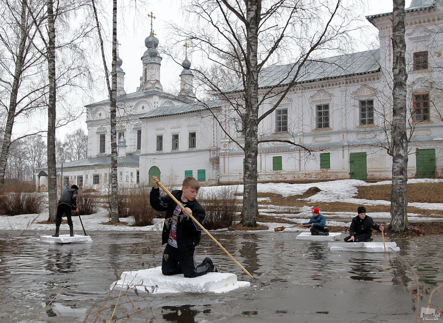 1520x1109, 637 Kb / церковь, наводнение, весна, плот, дети, березы