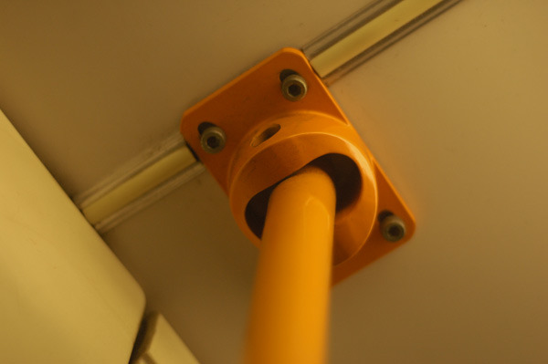 600x399, 34 Kb / оранжевый, столб, рожа, рот, минет