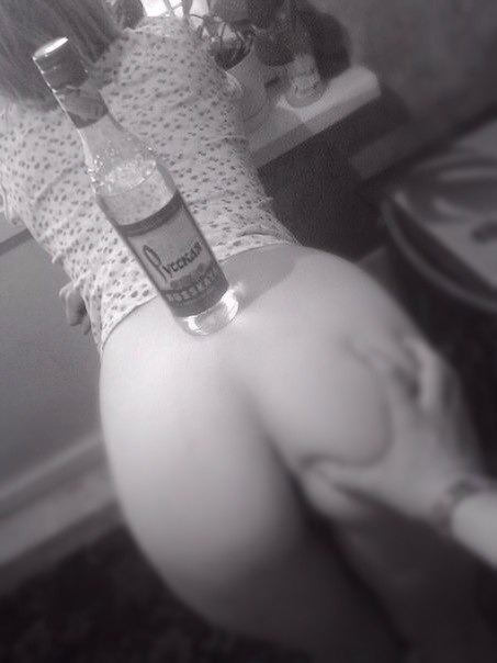 453x604, 43 Kb / попа, ч/б, водка, русская, рука