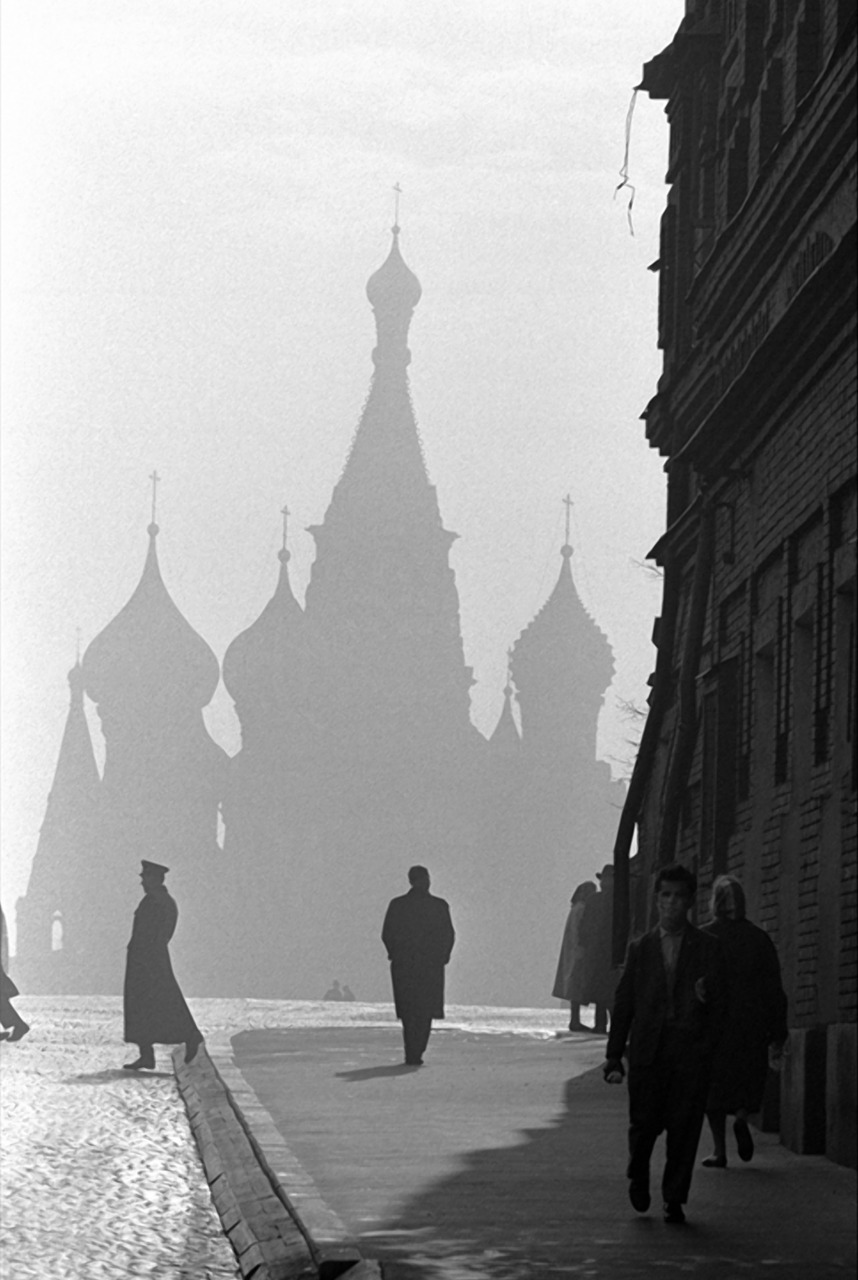 858x1280, 183 Kb / москва, красная площадь, собор василия блаженного, burt glinn, ч/б