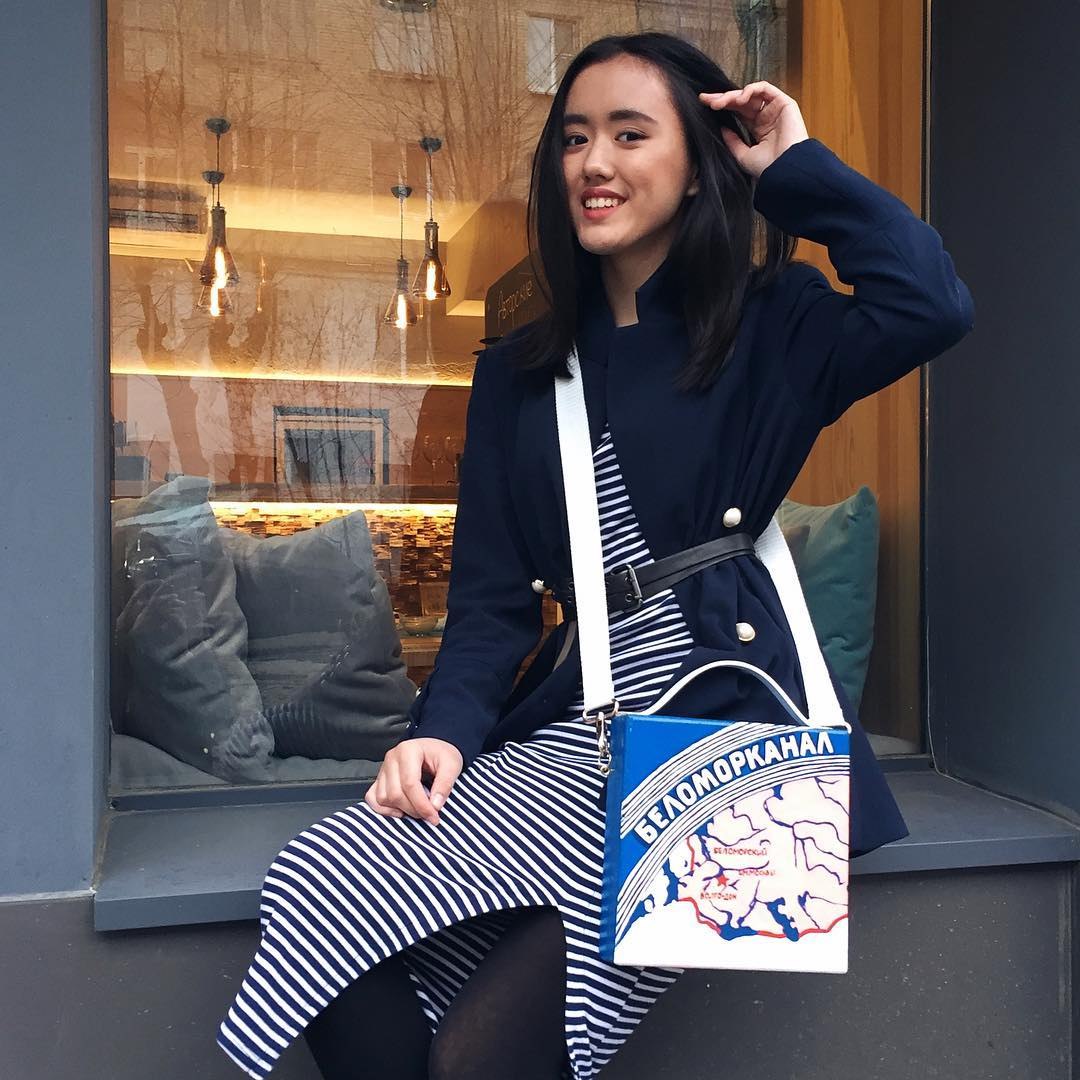 1080x1080, 174 Kb / сумка, беломорканал, азиатка, сидит, окно, полосатое, платье