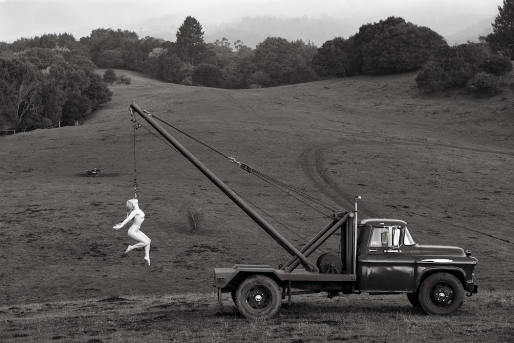 1000x667, 151 Kb / грузовик, гимнастка, ч/б