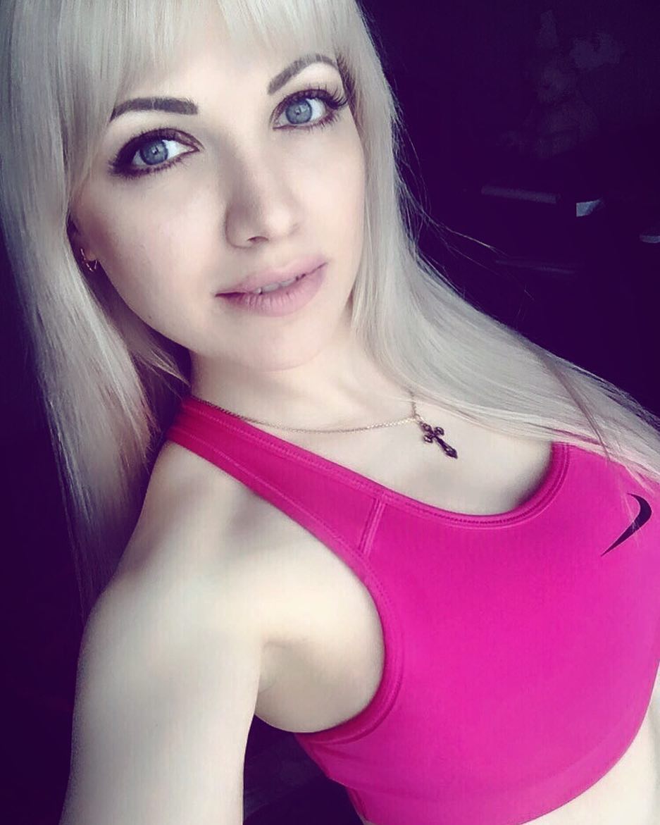 937x1171, 91 Kb / блондинка, топ, крестик, розовое