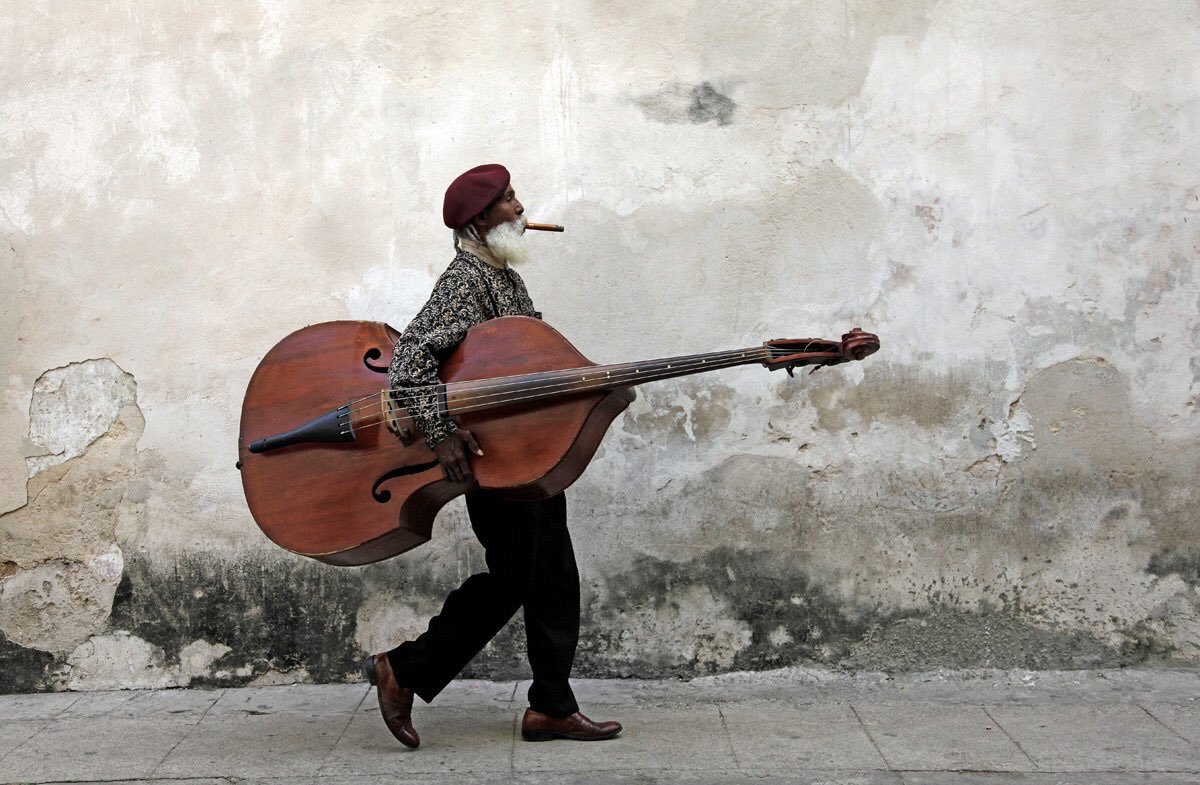 1200x785, 181 Kb / контрабас, негр, сигара, улица, берет