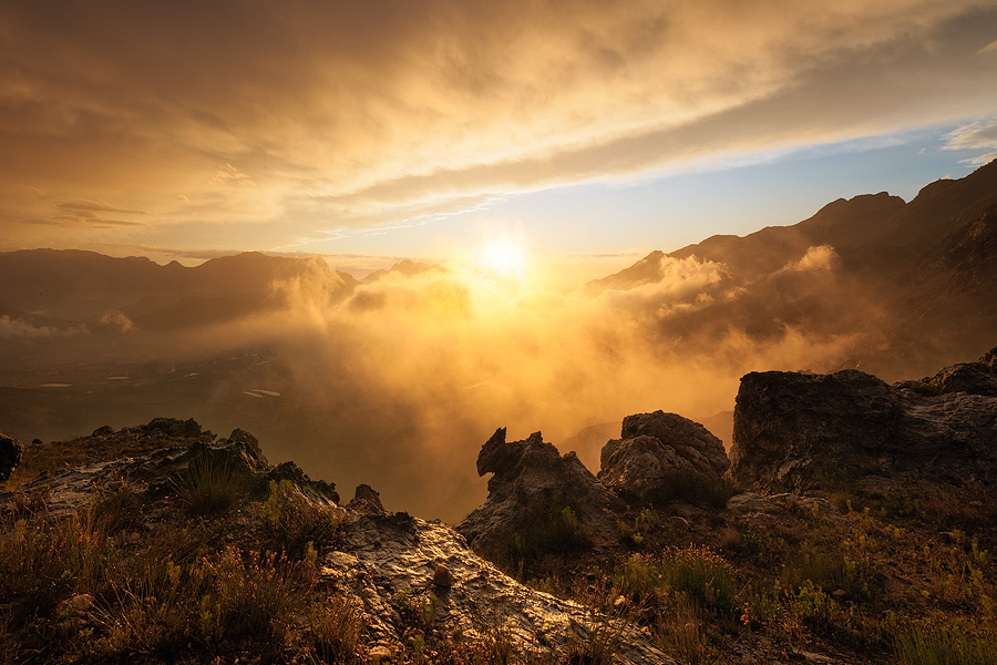 900x600, 205 Kb / горы, камни, трава, солнце, небо, облака, закат