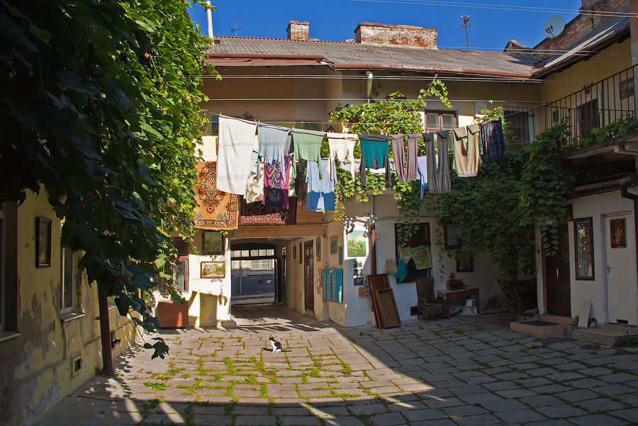 900x601, 257 Kb / дворик, белье, сушка, веревки, картины