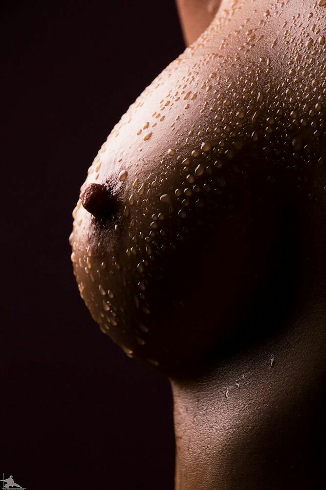 667x1000, 106 Kb / одна, грудь, мокрая, вода, капли