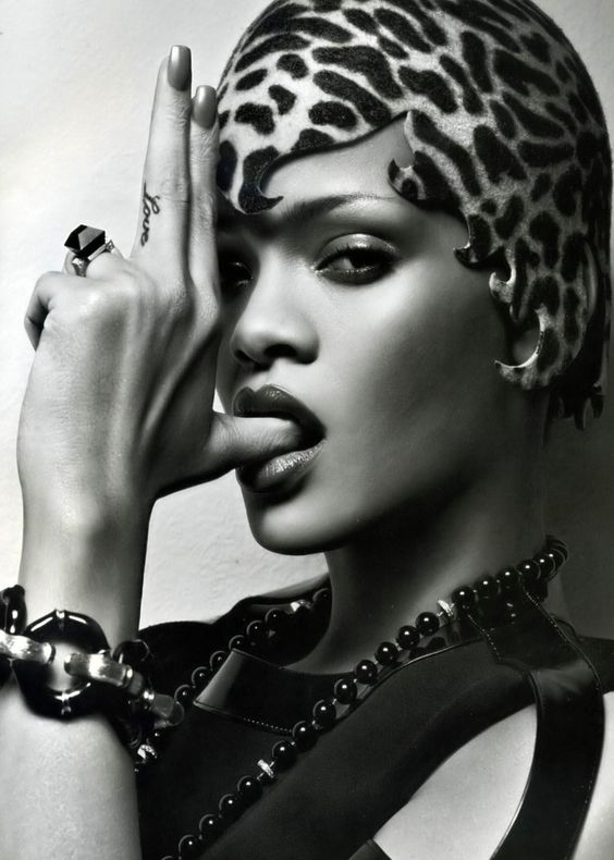 564x790, 58 Kb / кольцо, браслет, бусы, губы, ч/б, рианна