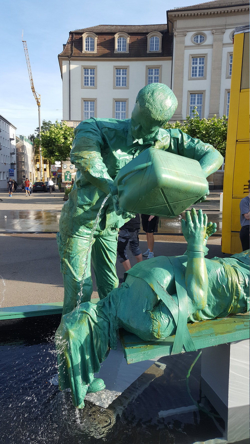 1000x1778, 564 Kb / скульптура, канистра, жертва, зелёный