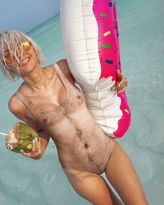 666x832, 111 Kb / купальник, баллон, очки, блондинка, брекеты