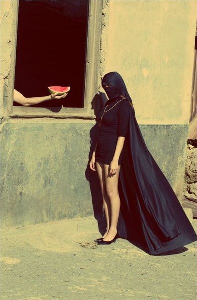 394x600, 42 Kb / окно, рука, арбуз, паранджа