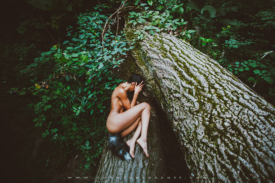 899x600, 361 Kb / дерево, хвост, голая, брюнетка