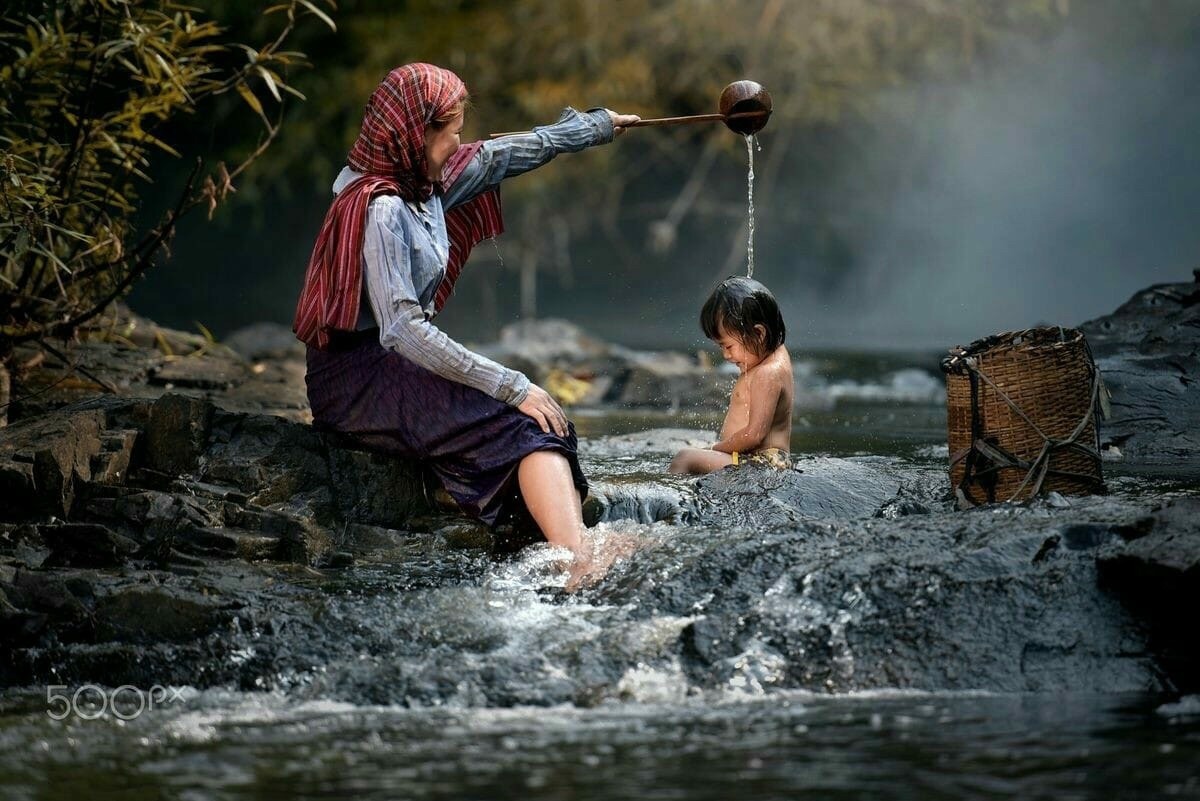 1200x801, 223 Kb / река, бабка, ковшик, ребенок, азиаты