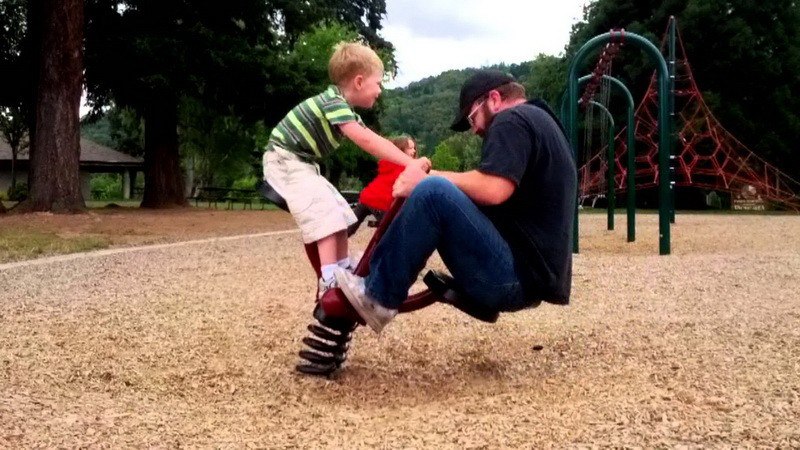 800x450, 104 Kb / пружина, качели, детская площадка, папа, сын