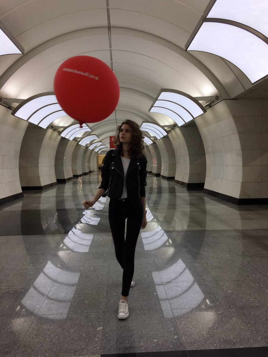 900x1200, 155 Kb / метро, косуха, ноги, девушка, политота, навальный, шарик