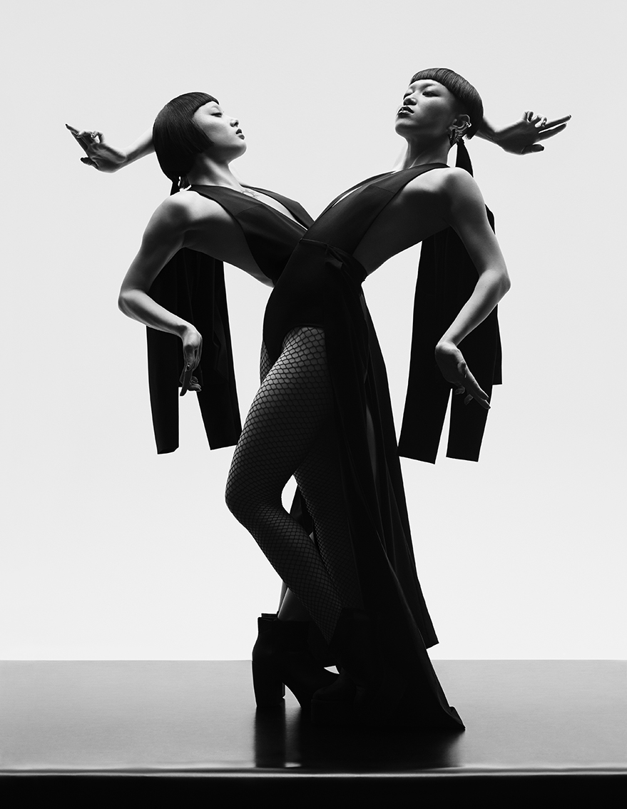 879x1134, 362 Kb / азиатки, поза, ч/б